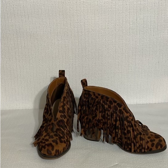 Mata fringe animal print booties, size 9 - Picture 4 of 11